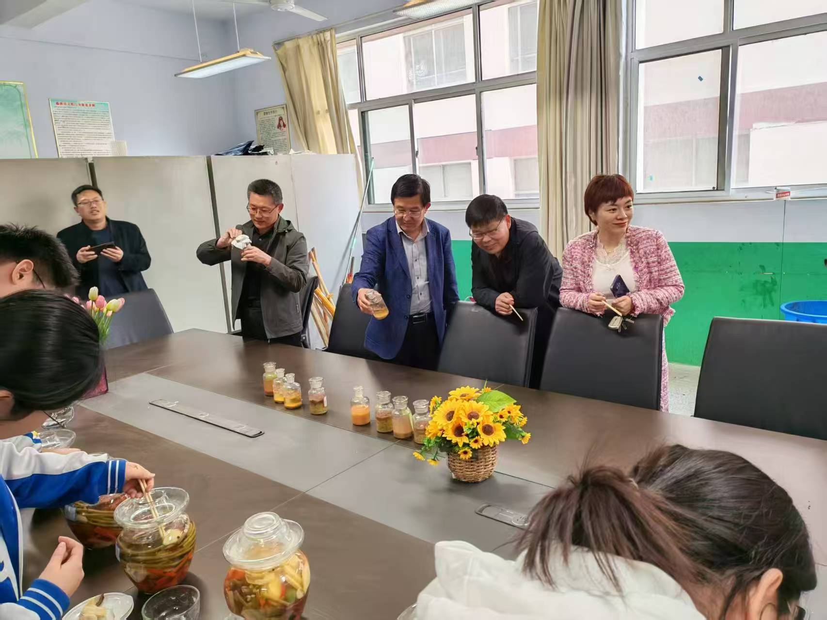 春意盎然品酿香 科学实践展风采——临沂三中开展泡菜、果酒品鉴活动